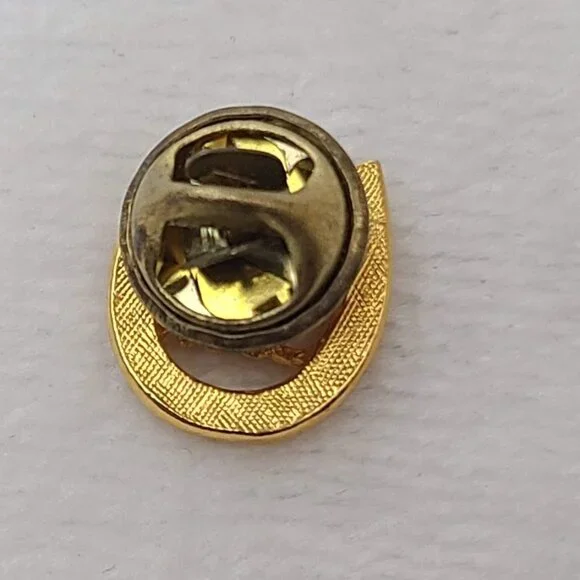 Good Luck Horseshoe Lapel Pin Gold Tone Vintage Charm Emblem Tie Tack - Picture 4 of 5